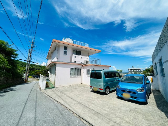 中城村伊集戸建ての前面道路含む現地写真