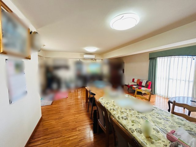 中城村伊集戸建ての居間・リビング