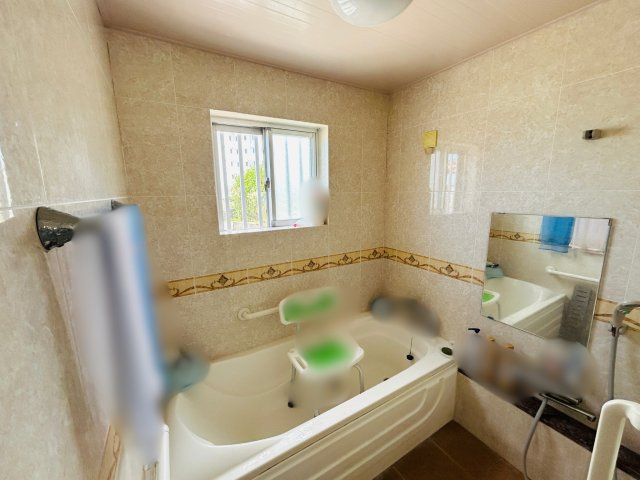 中城村伊集戸建ての浴室