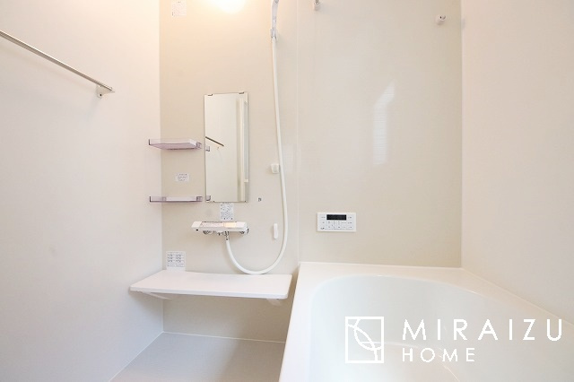 【浴室】 | お子さんとわいわいと楽しいバスタイムもよし、一人でゆったりと入るのもよし、浴室換気乾燥機付きのユニットバス。お洗濯物を干せるだけでなく、カビ防止にもなります。