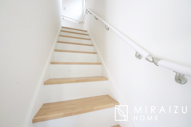 【内装】 | 安全性に配慮した手すり、清潔感や明るい陽光を取り入れてくれる窓がある階段。LED照明付きでお財布にもやさしいつくり。