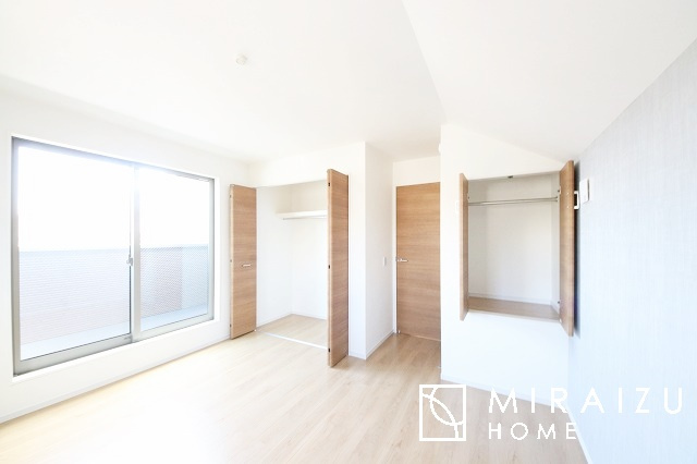 【洋室】 | 暮らしやすさを考えたプランで快適な現地ロケーションを実現。安らぎに満たされる、ゆとりのある日々を過ごせます♪