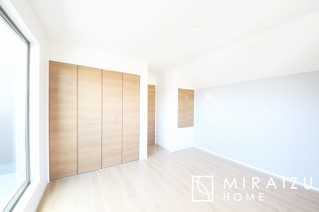 【寝室】 | 日当たりの良いお家は嬉しいですよね。それぞれ価値観が分かれる箇所です、実際に内覧して日当たりの心地よさをご体感下さいね♪