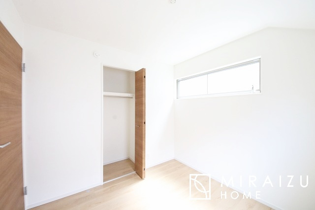 【洋室】 | 日当たりの良いお家は嬉しいですよね。それぞれ価値観が分かれる箇所です、実際に内覧して日当たりの心地よさをご体感下さいね♪