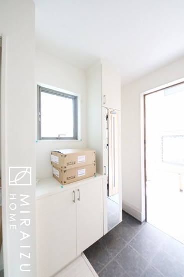 【玄関】 | 平日・休日問わず、いつでもご見学が出来ます♪☆実際に見て、触れて感じる安心のお住まい探しを体験して下さい♪☆物件情報だけでなく、地域の特色などなどエリア情報もお伝え出来たら嬉しいです♪