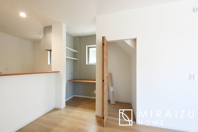 【居間・リビング】 | 暮らしやすさを考えたプランで快適な現地ロケーションを実現。安らぎに満たされる、ゆとりのある日々を過ごせます♪