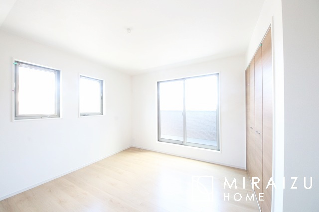 【居間・リビング】 | 日当たりの良いお家は嬉しいですよね。それぞれ価値観が分かれる箇所です、実際に内覧して日当たりの心地よさをご体感下さいね♪