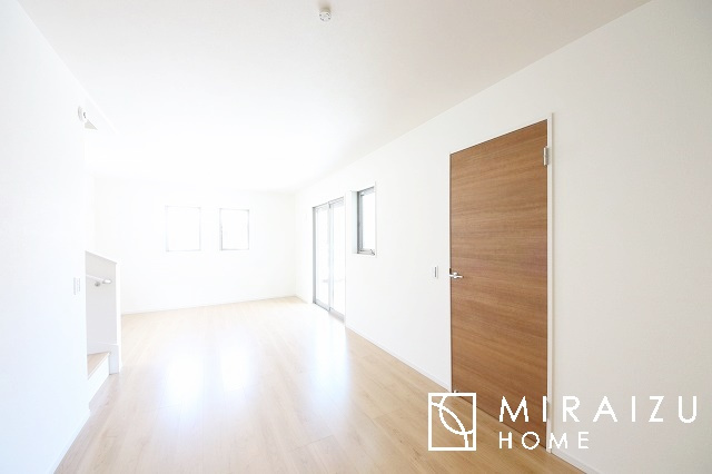 【居間・リビング】 | 窓が多いと温かな太陽の光と心地いい風が室内へと入ります。家族が集まるリビングは明るく過ごしやすいつくりです。窓が多いお家は住みやすい証です。