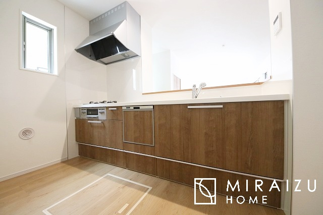 【キッチン】 | 収納に様々な工夫がされていて出しやすく片付けやすい、散らかりにくいキッチンになっています！人工大理石の天板や深型シンクなど、デザイン性と機能性を兼ね備えているので見せたいキッチンになっています。