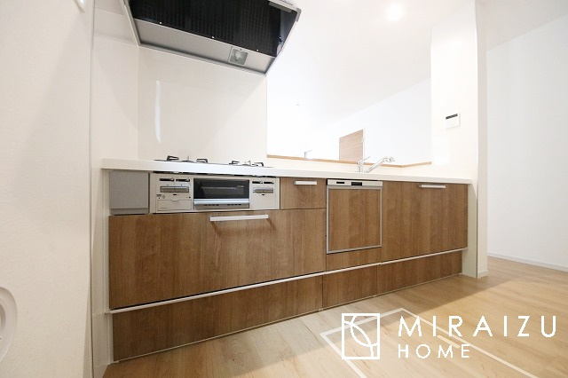 【キッチン】 | 広々としたキッチンは大きな深型シンク、3口コンロ、換気扇、大きなお鍋から小物まで取り出しやすさを考えられた引き出し収納の付いたシステムキッチンです。