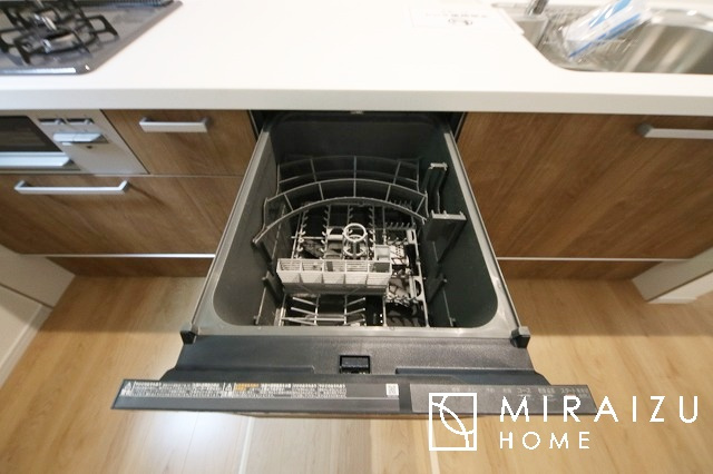 【キッチン】 | 収納力と機能性を備えたシステムキッチン。圧力鍋や大きなフライパンなどの調理器具から調味料など幅広く収納し、お料理のしやすいつくりになっています。