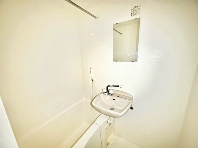 レオパレスＣｏｍｆｏｒｔ　煌の浴室|落ち着いた空間のお風呂です