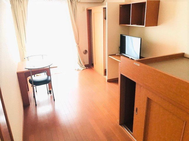 レオパレスコンステラションの居間・リビング|こちらのリビングで趣味の時間をお楽しみください