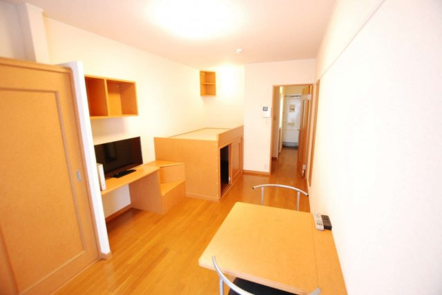 レオパレスコンステラションの居間・リビング|1階の写真です。２階カーペット。