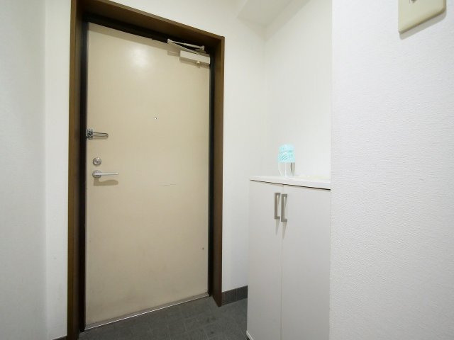 カウル湊の玄関|※写真は別の部屋のものです。