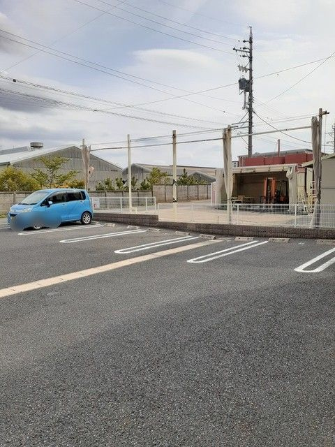 ワイズセカンドスクエアの駐車場
