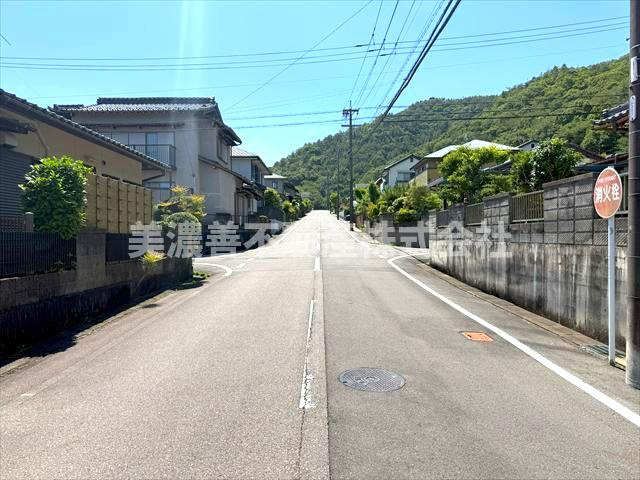 ６５６６７　各務原市尾崎北町土地の前面道路含む現地写真