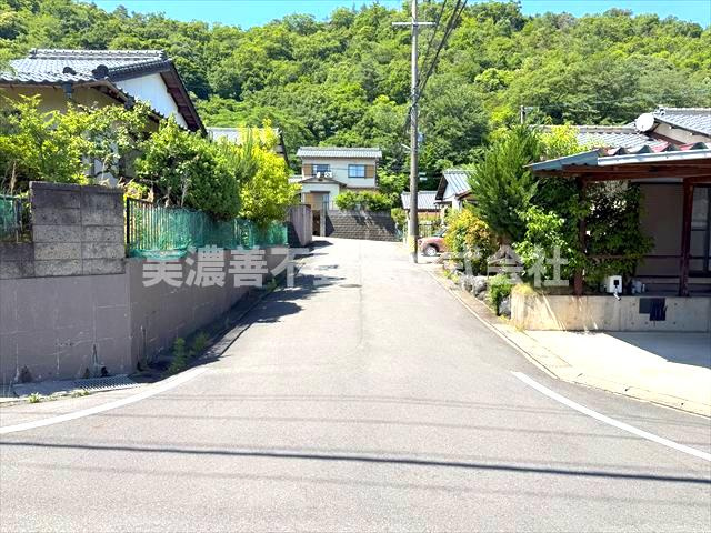 ６５６６７　各務原市尾崎北町土地の前面道路含む現地写真