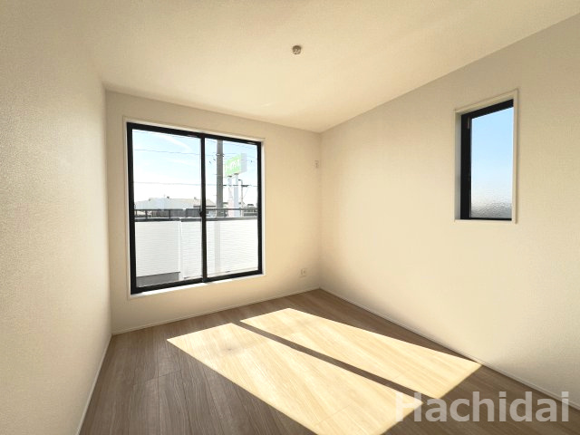 碧南市六軒町　新築分譲住宅　全2棟　1号棟の洋室|南側5.25帖洋室