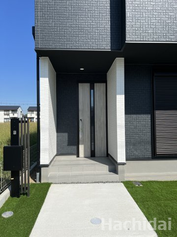 碧南市六軒町　新築分譲住宅《1号棟》のエントランス