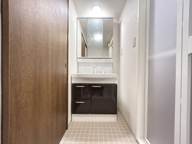 ◆室内リフォーム済み◆地下鉄東西線「石田」駅徒歩７分◆エアコン３台新設の３ＬＤＫ◆ルネ伏見東の独立洗面台|洗面化粧台