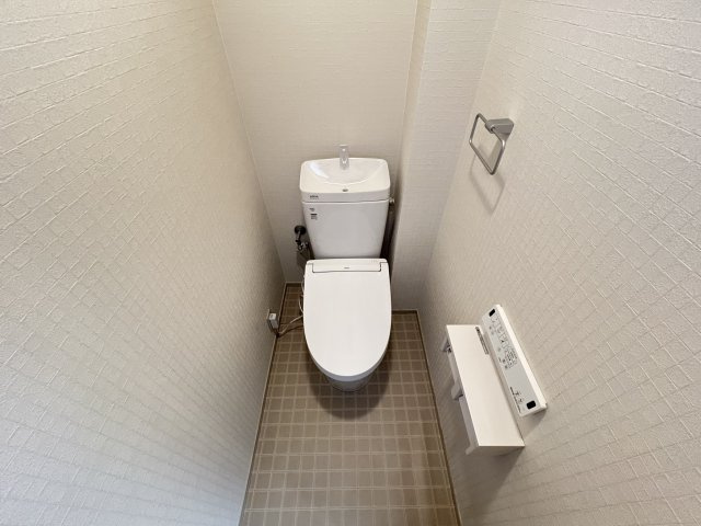 ◆室内リフォーム済み◆地下鉄東西線「石田」駅徒歩７分◆エアコン３台新設の３ＬＤＫ◆ルネ伏見東のトイレ|トイレ