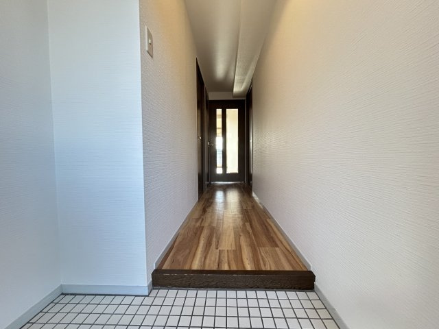 ◆室内リフォーム済み◆地下鉄東西線「石田」駅徒歩７分◆エアコン３台新設の３ＬＤＫ◆ルネ伏見東の玄関|玄関