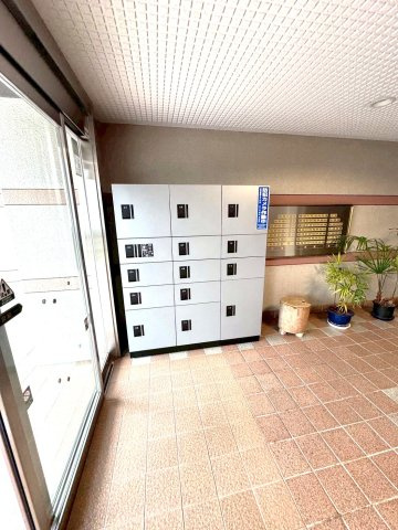 ◆室内リフォーム済み◆地下鉄東西線「石田」駅徒歩７分◆エアコン３台新設の３ＬＤＫ◆ルネ伏見東のその他|宅配ボックス