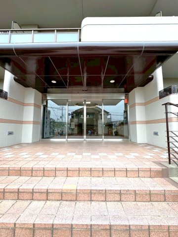 ◆室内リフォーム済み◆地下鉄東西線「石田」駅徒歩７分◆エアコン３台新設の３ＬＤＫ◆ルネ伏見東のエントランス|エントランス