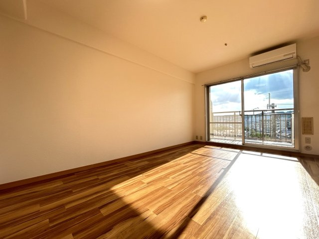 ◆室内リフォーム済み◆地下鉄東西線「石田」駅徒歩７分◆エアコン３台新設の３ＬＤＫ◆ルネ伏見東の居間・リビング|リビング