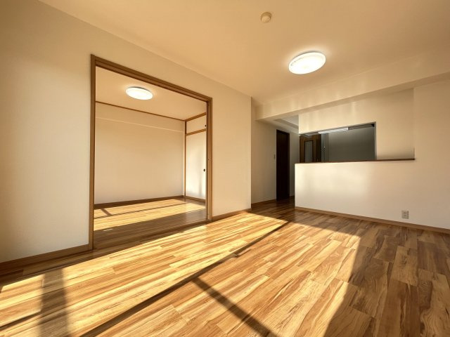 ◆室内リフォーム済み◆地下鉄東西線「石田」駅徒歩７分◆エアコン３台新設の３ＬＤＫ◆ルネ伏見東の居間・リビング|リビング