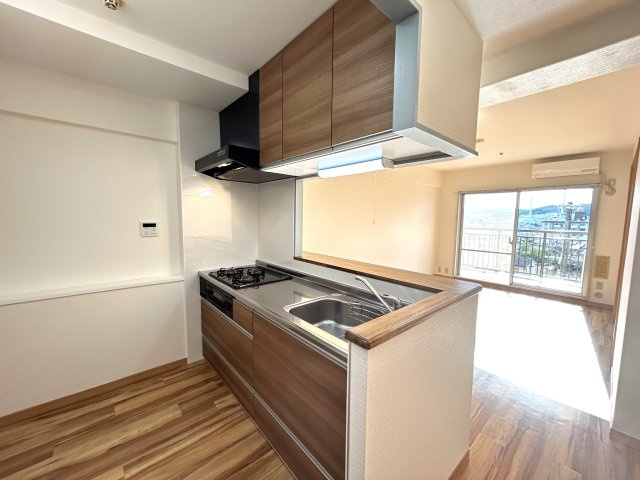 ◆室内リフォーム済み◆地下鉄東西線「石田」駅徒歩７分◆エアコン３台新設の３ＬＤＫ◆ルネ伏見東のキッチン|キッチン