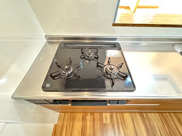 ◆室内リフォーム済み◆地下鉄東西線「石田」駅徒歩７分◆エアコン３台新設の３ＬＤＫ◆ルネ伏見東のキッチン|コンロ