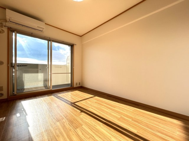 ◆室内リフォーム済み◆地下鉄東西線「石田」駅徒歩７分◆エアコン３台新設の３ＬＤＫ◆ルネ伏見東の洋室|洋室