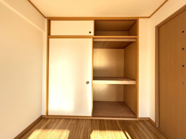 ◆室内リフォーム済み◆地下鉄東西線「石田」駅徒歩７分◆エアコン３台新設の３ＬＤＫ◆ルネ伏見東の収納|クローゼット