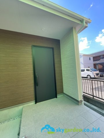 平塚市四之宮3丁目　未入居戸建　全7区画4号棟の玄関