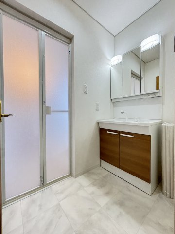 桜井市大字大福の洗面所|鏡うらが収納になった3面鏡付き洗面化粧台