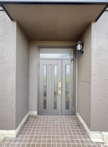 桜井市大字大福の玄関|親子ドアのスタイリッシュな玄関です