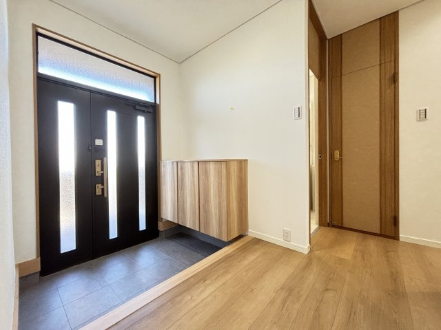 桜井市大字大福の玄関|親子ドアで広くて明るい内玄関