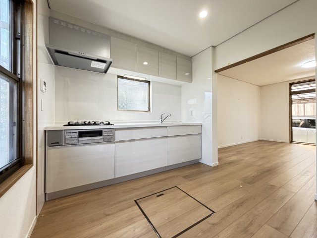 桜井市大字大福のキッチン|床下収納もある白を基調とした新しいシステムキッチンです