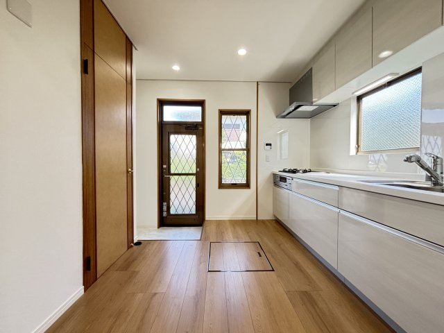 桜井市大字大福のキッチン|キッチンと奥には勝手口があります