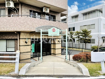 【エントランス】 | ドラゴンマンション青戸壱番館 | 【エントランス】マンションのエントランスは、その物件の印象を決める、顔とも言える場所です。毎日通る場所ですからきれいなのが一番です。エントランス内はオートロックですので暮らしの安全も確保されています。