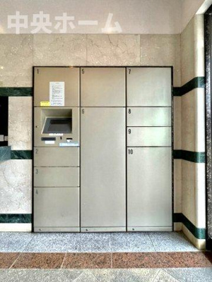 【設備】 | ドラゴンマンション青戸壱番館 | 【宅配ボックス】在宅時・不在時に関わらず、居住者の代わりに非対面で宅配物を受け取ってくれる便利な設備です。わかりやすくご説明致しますので見学時にはお部屋だけではなく共用部分もぜひチェックしてください。