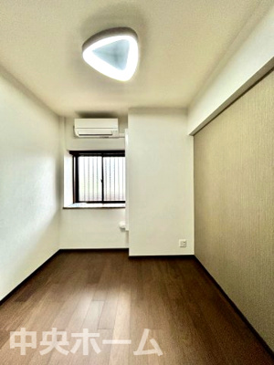 【寝室】 | ドラゴンマンション青戸壱番館 | 【寝室】心と体をゆったりと安らげる主寝室。寝室のゆとりが大きい分だけ、暮らしの安らぎは深まります。一日の疲れを癒すだけでなく、ご夫婦の親密な語らいを紡ぎ出します