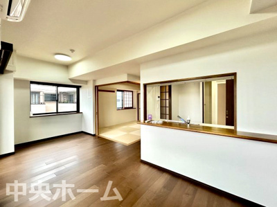 【キッチン】 | ドラゴンマンション青戸壱番館 | 視界に広がりを生むオープンなキッチン。料理や片付けをしながら、家族との会話を楽しんだり、リビングで遊ぶ子どもを見守れます。ご見学時には家具の配置などもイメージしながらぜひご覧になって見て下さい。