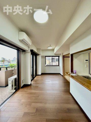 【ダイニング】 | ドラゴンマンション青戸壱番館 | 【ダイニング】忙しい朝でも、しっかり家族が揃って食事をして頂けるゆとりある大きさのダイニングスペース。奥様が作る手料理をカウンター越しに受けとって頂き、テーブルで囲む素敵な時間を存分に愉しんで下さい。