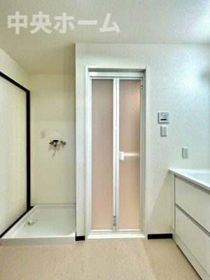 【ランドリースペース】 | ドラゴンマンション青戸壱番館 | 【ランドリースペース】担当者がスケールを持ち歩いておりますので、ご見学時には現在お使いの洗濯機などがきちんと収まるかなどもチェックして下さい。見学前に測っておくと非常に便利だと思います。