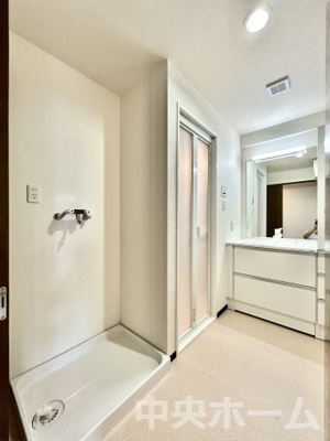 【脱衣所】 | ドラゴンマンション青戸壱番館 | 【洗面所】明るい洗面所は朝をすっきりさせてくれる空間です。バタバタしている忙しい朝でも収納が多い洗面台では短い時間で効率良く支度ができます。