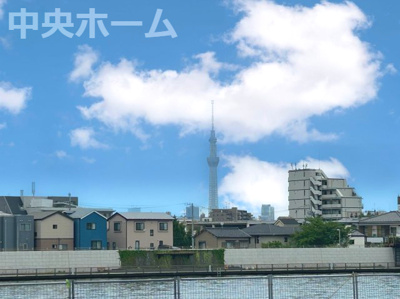 【展望】 | ドラゴンマンション青戸壱番館 | 手を伸ばせば、ふれることが出来そうな環境が、そのままインテリアになったような印象です。その豊かな眺望にふさわしい空間には、通風・採光にも優れ、心地よい光と風があふれています