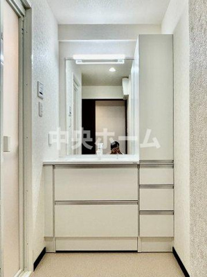 【独立洗面台】 | ドラゴンマンション青戸壱番館 | 【洗面化粧台】洗面化粧台には三面鏡を採用。身だしなみを整えやすい事はもちろんですが、鏡の後ろに収納スペースを設ける事により、散らかりやすい洗面スペースをすっきりさせる事が出来るのも嬉しいですね